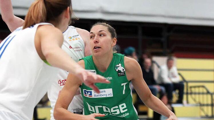 Svenja Zeis (mit Ball) war mit 20 Punkten und acht Rebounds eine Sieggarantin der DJK Brose Bamberg in Speyer. Foto: Sebastian Hader