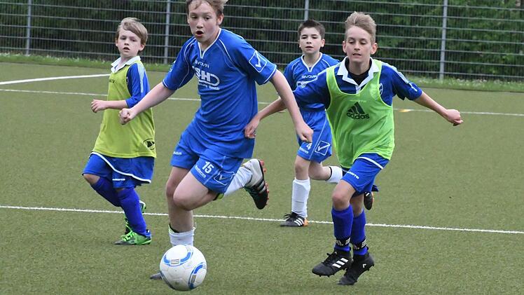 War einer der Besten seines Teams: Hausens Kevin Freund (am Ball) war an beiden Toren beteiligt. In unserem Bidl kann Winkels' Linus Bayer (rechts) Kevin Freund nicht vom Ball trennen. Foto: Hopf