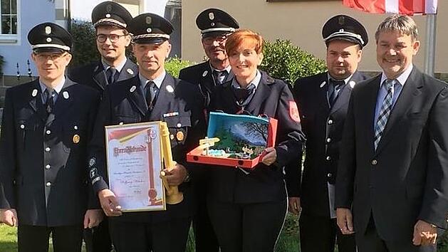 Sichtlich ger&uuml;hrt nahm Vorsitzender Wolfgang Welscher (Dritter von links) zusammen mit seiner Frau Sabine (Dritte von rechts) die Ehrung entgegen. Von links im Bild sind Kommandant Alexander M&uuml;ller, Zweiter Vorsitzender Michael Welscher, Ehrenkommandant G&uuml;nter M&uuml;ller, stellvertretender Kommandant Marco Kotschenreuther und B&uuml;rgermeister Gerhard Wunder. Foto: FFW Birnbaum