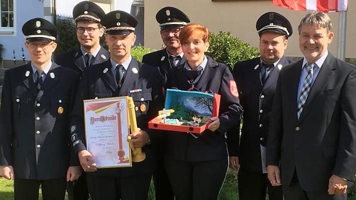 Sichtlich gerührt nahm Vorsitzender Wolfgang Welscher (Dritter von links) zusammen mit seiner Frau Sabine (Dritte von rechts) die Ehrung entgegen. Von links im Bild sind Kommandant Alexander Müller, Zweiter Vorsitzender Michael Welscher, Ehrenkommandant Günter Müller, stellvertretender Kommandant Marco Kotschenreuther und Bürgermeister Gerhard Wunder. Foto: FFW Birnbaum