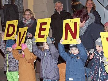Sechs Kinder des Franziskus-Kindergartens trugen Verse vor, deren Anfangsbuchstaben das Wort "ADVENT" ergaben. Fotos: Alfred Thieret