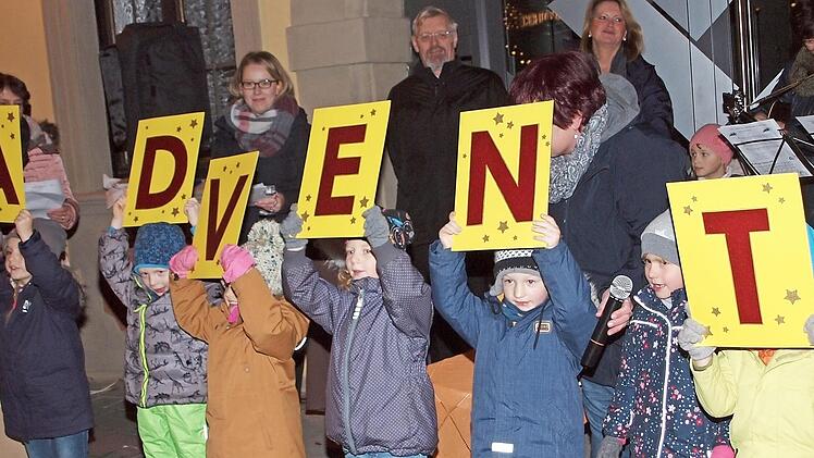 Sechs Kinder des Franziskus-Kindergartens trugen Verse vor, deren Anfangsbuchstaben das Wort "ADVENT" ergaben. Fotos: Alfred Thieret