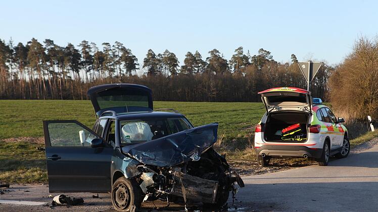 Auf der Bundesstraße B13 kam es Oberdachstetten und Gräfenbuch zu einem schweren Unfall. Foto: News5/Haag