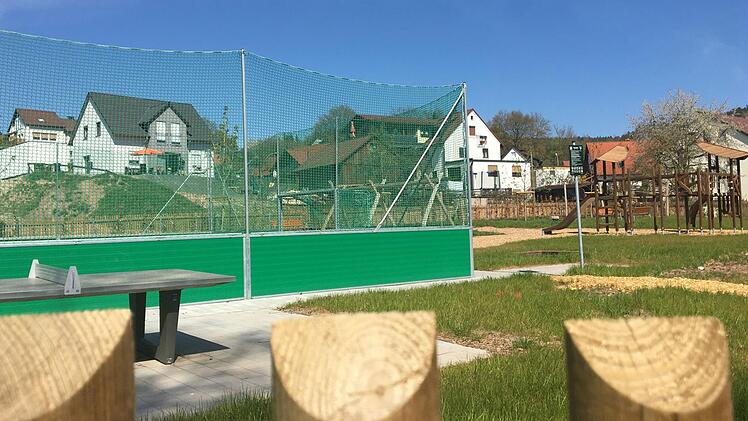 Corona-Ruhe herrscht derzeit auf dem neuen Spielplatz mit Soccer-Court in Forstlahm. Das wird sich künftig wieder ändern.  Foto: Stephan Tiroch