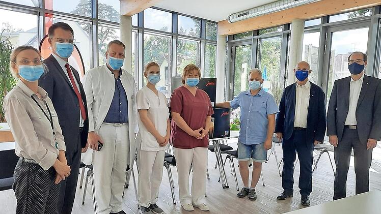 Wenig Zeit f&uuml;r Pausen und nur kurz f&uuml;r die &Uuml;bergabe in die Spitaleria gekommen: Bianca Dotterweich (Pflegedienstleitung), Thomas Menter (Verwaltungsleiter), Dr. Martin Grauer (&Auml;rztlicher Leiter) mit den Pflegefachkr&auml;ften Sophie Trilsch, Waltraud Kaiser und Siegfried Kainer nahmen die Spende von Hans-Joachim Laugwitz und Andreas R&uuml;stig freudig entgegen (v. l.). Foto: privat