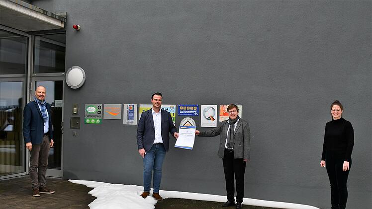 Freuen sich &uuml;ber die Rezertifizierung mit dem Qualit&auml;tssiegel des Bundesforums Kinder- und Jugendreisen: (von links) Klaus Spitzl (Gesch&auml;ftsf&uuml;hrer des Vereins Naturpark & Biosph&auml;renreservat Bayerische Rh&ouml;n), Bernd Fischer (Gesch&auml;ftsf&uuml;hrer der Umweltbildungsst&auml;tte Oberelsbach), Oberelsbachs B&uuml;rgermeisterin Birgit Erb und Katharina Klug ( p&auml;dagogische Fachbetreuerin in der Umweltbildungsst&auml;tte). Foto: Anna-Lena Bieneck