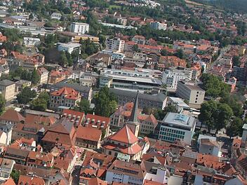 In der Bad Kissinger Altstadt müssen die Kanäle, Straßen und Gassen erneuert werden. Um bauliche Fragen und die Finanzierung zu klären, plant die Stadt aktuell eine Mustergasse fertig.