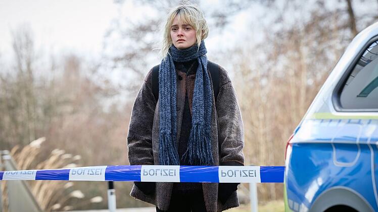 Alfie (Maja Bons) kann nicht fassen, dass der Buchhalter, den sie am Abend zuvor noch besucht hatte, ermordet wurde. Kommissarin Jule Zabek wird auf die junge Frau am Tatort aufmerksam und macht sie ausfindig.