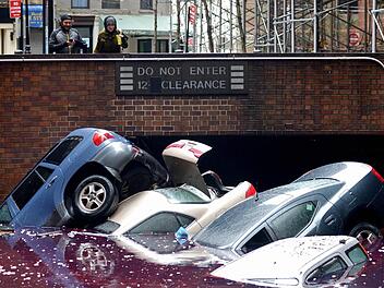 Ein durch den Hurrikan "Sandy" überflutetes Parkhaus in New York. Foto: Justin Lane/dpa