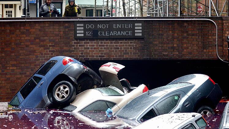 Ein durch den Hurrikan "Sandy" überflutetes Parkhaus in New York. Foto: Justin Lane/dpa
