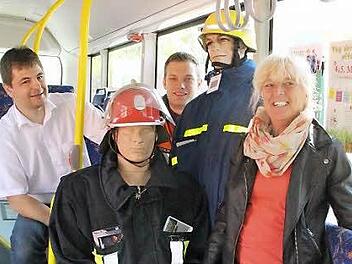 Kommandant Ingolf Stökl und Christoph Weichler von der Coburger Feuerwehr sowie Elke Mierzwa vom THW mit den beiden Werbefiguren Flo und Hugo (von links). Foto: Simone Bastian