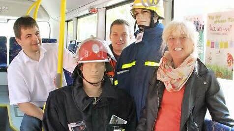 Kommandant Ingolf Stökl und Christoph Weichler von der Coburger Feuerwehr sowie Elke Mierzwa vom THW mit den beiden Werbefiguren Flo und Hugo (von links). Foto: Simone Bastian