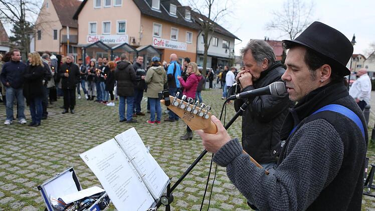 Lichterkette in Adelsdorf gegen Krieg und Gewalt. Foto: Barbara Herbst