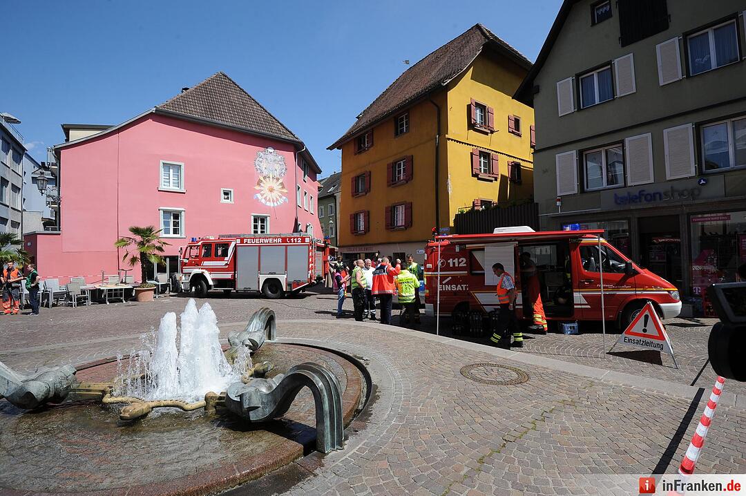 Auto rast in Menschengruppe