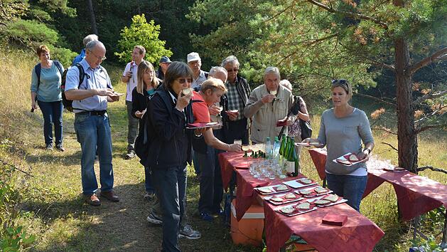 Zur St&auml;rkung gab es f&uuml;r die Wanderer regionale Produkte.  Foto: Bj&ouml;rn Hein