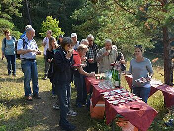 Zur Stärkung gab es für die Wanderer regionale Produkte.  Foto: Björn Hein