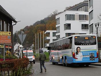 Bus, Fußgänger, Rettungswagen: An der Haltestelle Café Vogler in der Ernst-Putz-Straße ist der Verkehr oft unübersichtlich. Foto: Ulrike Müller
