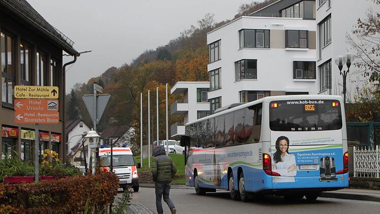 Bus, Fußgänger, Rettungswagen: An der Haltestelle Café Vogler in der Ernst-Putz-Straße ist der Verkehr oft unübersichtlich. Foto: Ulrike Müller