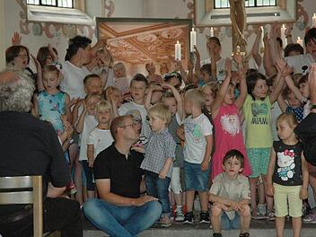 Die Kinder strömten in die Johanniskirche und lobten mit ihrem Lied auf fröhliche und bewegte Art Gott. Foto: Edwin Meißinger