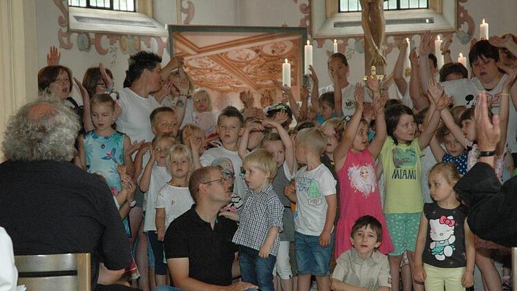 Die Kinder strömten in die Johanniskirche und lobten mit ihrem Lied auf fröhliche und bewegte Art Gott. Foto: Edwin Meißinger