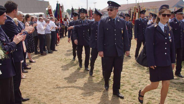 Mit einem Spalier der im Takt der Musik mitklatschenden Ehreng&auml;ste wurde die teilnehmenden Feuerwehren und &uuml;brigen Vereine am Festzelt empfangen.Mario Deller