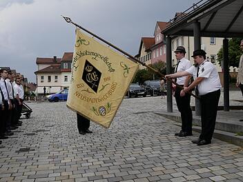 Im stillen Gedenken an den verstorbenen Schützenbruder, ehemaligen Sportleiter, Ehrenmitglied Wittig, senkt Schriftführer Martin Brieger die Fahne, daneben Jugendleiter Fabio Chimienti. Foto: Manja von Nida