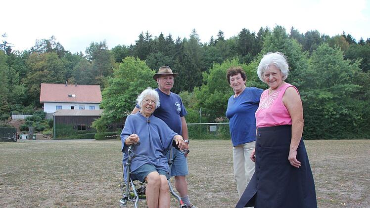 Nach Meinung der  Anwohner (von links) Valeria Hilbert, Detlef Heublein, Lotte Müller und Isolde Köhler  hätte es aber aufgrund der  Trockenheit und der Nähe zum Wald (im Hintergrund) nicht abgebrannt werden dürfen. Foto: Andreas Schmitt