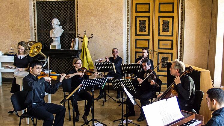 "Very British": Eine heitere musikalische Teestunde bietet das Kinderkonzert im Spiegelsaal des Landestheaters mit der Sopranistin Laura Incko und Musikern des Philharmonischen Orchesters.Foto: Jochen Berger