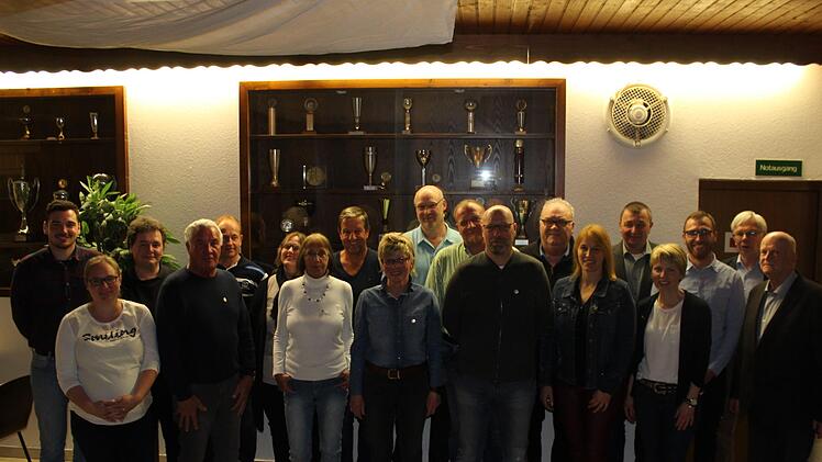 Für 40 Jahre Treue zum Verein wurden geehrt: (vorne ab 2. von links): Eugen Metz, Rosemarie Schöbel, Sabine Reuß-Kast, Stefan Dorn, Christiane Helfrich, Kerstin Schumm, ( Mitte ab 2. von links) Thomas Schumm, Berthold Schaab, Anja Schaab, Michael Kast und (hinten Mitte) Jochen Gerhard. Foto: Evelyn Schneider