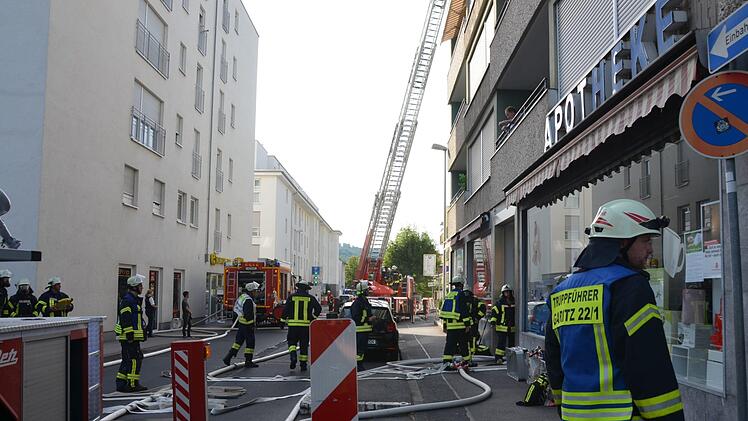 In Unterfranken brennt ein Mehrfamilienhaus. Die Feuerwehr ist vor Ort und leitet die Evakuierung.  Foto: Peter Rauch