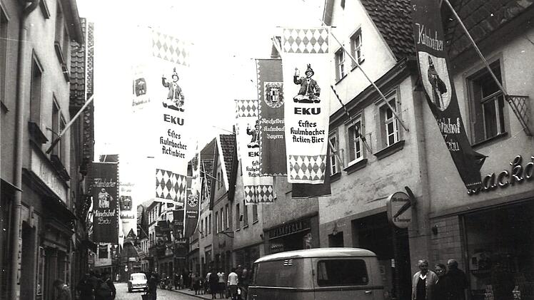 Die Langgasse - Fahnenschmuck und Fahrzeuge. Foto: Archiv Bayerische Rundschau
