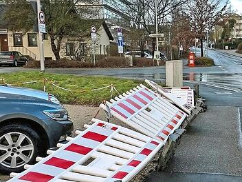 An der Straße "Am Buck" wurde ein Bauzaun umgeweht. Foto: Fritz Jentsch