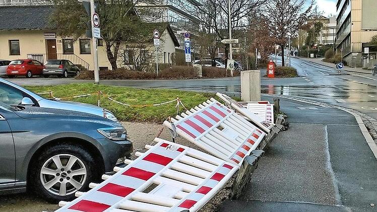 An der Straße "Am Buck" wurde ein Bauzaun umgeweht. Foto: Fritz Jentsch