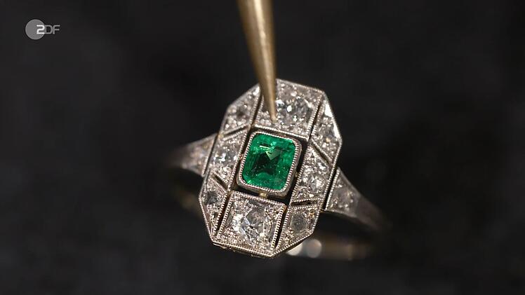 Der Ring mit einem Smaragd und Diamanten aus der Zeit um 1920 hatte einen Wert von 500 Euro. Wolfgang Pauritsch bezahlte sogar 800 Euro.