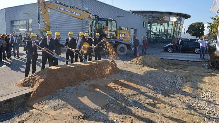 Dunkle Anzüge,  gelbe Bauhelme: Spatenstich am Porsche Zentrum Bamberg in der Kärntenstraße Foto: Ronald Rinklef
