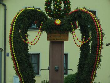 Eine Augenweide ist der Euerdorfer Osterbrunnen. Foto: Schießer