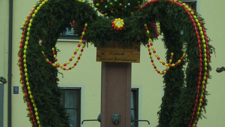 Eine Augenweide ist der Euerdorfer Osterbrunnen. Foto: Schießer