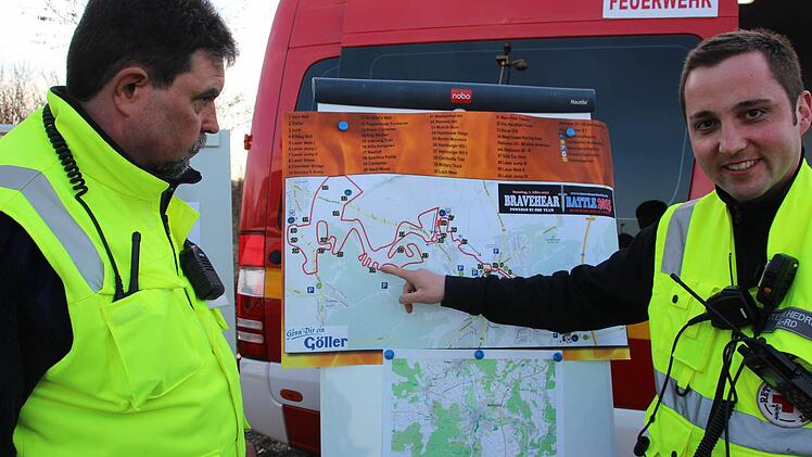 Einsatzleiter Stefan Hedrich (rechts) und sein Kollege Stefan Kuhn erklären, dass die meisten Verletzten rund um den Michelsberg gemeldet wurden. Fotos: Heike Beudert