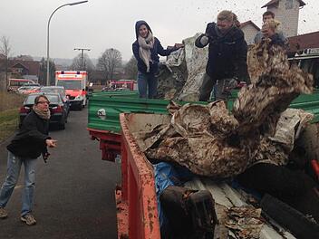 Die Gerodaer und Plätzerer packen bei der Aufräumaktion kräftig an. Rund 50 Helfer waren unterwegs.  Foto: Gemeinde