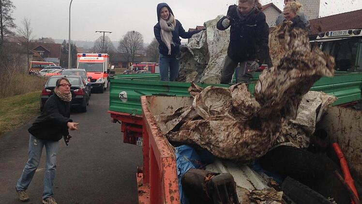 Die Gerodaer und Plätzerer packen bei der Aufräumaktion kräftig an. Rund 50 Helfer waren unterwegs.  Foto: Gemeinde