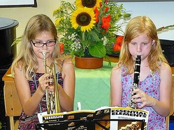 Gemeinsam spielten Julia Müller (Klarinette) und Fiona Binczyk (Trompete) die Stücke "Let"s play" und "Hard Rock Blues".  Foto: Klaus-Peter Wulf