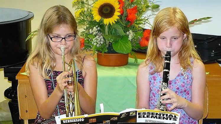 Gemeinsam spielten Julia Müller (Klarinette) und Fiona Binczyk (Trompete) die Stücke "Let"s play" und "Hard Rock Blues".  Foto: Klaus-Peter Wulf