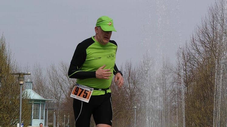 Anders Thoralf l&auml;uft durch den Staffelsteiner Kurpark dem Ziel entgegen. Foto: Mario Deller