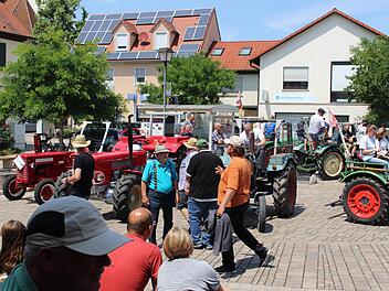 Oldtimer soweit das Auge reicht auf dem Marktplatz von Mühlhausen   Foto: Evi Seeger