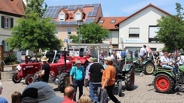Oldtimer soweit das Auge reicht auf dem Marktplatz von Mühlhausen   Foto: Evi Seeger