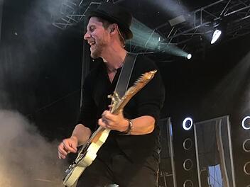 Manchmal trügt die Ahnung nicht: Schon nach dem ersten Song "Leuchtschrift" hatte Johannes Oerding vermutet, dass dies ein toller Abend in Eyrichshof werden würde...  Foto: Ralf Kestel