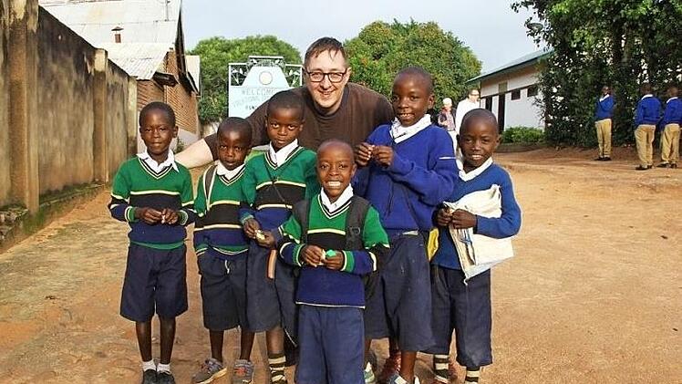 Rainer Neundörfer inmitten einer Schar tansanischer Schüler Foto: p