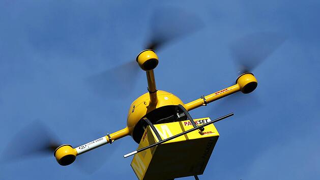 Alles Gute kommt von oben. Vielleicht auch demn&auml;chst Wurst, Brot oder Eier - der deutschen Luft-Post sei dank.  dpa