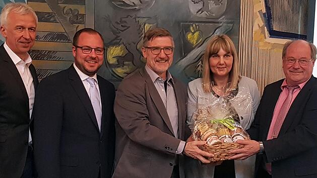 Bei der Mitgliederversammlung der Tourismusregion Coburg-Rennsteig  wurde der Coburger Landrat Sebastian Straubel einstimmig zum neuen Vorsitzenden  gew&auml;hlt. Mit seinen Vorstandskollegen, Sonneberges Landrat Hans-Peter Schmitz und Coburgs Zweiter  B&uuml;rgermeisterin  Birgit Weber, verabschiedete er seinen Vorg&auml;nger MdL Michael Busch. Foto: Tourismusverein