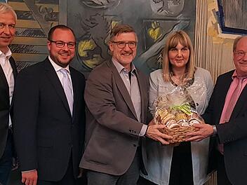 Bei der Mitgliederversammlung der Tourismusregion Coburg-Rennsteig  wurde der Coburger Landrat Sebastian Straubel einstimmig zum neuen Vorsitzenden  gew&auml;hlt. Mit seinen Vorstandskollegen, Sonneberges Landrat Hans-Peter Schmitz und Coburgs Zweiter  B&uuml;rgermeisterin  Birgit Weber, verabschiedete er seinen Vorg&auml;nger MdL Michael Busch. Foto: Tourismusverein